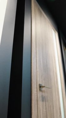 Buzlu cam, ahşap ve minimalist tasarımlar da dahil olmak üzere çeşitli iç ve giriş kapılarının sergilendiği modern sergi salonu. Ev ve ofis alanları için mükemmel.