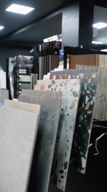 Mermer, terrazzo ve banyo ve mutfak için modern desenler de dahil olmak üzere birinci sınıf fayansların ve hijyenik malzemelerin sergilendiği çağdaş bir sergi salonu keşfedin.