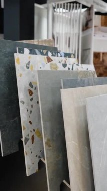 Bu sergide, herhangi bir iç veya dış tasarım projesi için uygun zarif dokular, renkler ve desenleri gösteren çok çeşitli premium fayanslar keşfedin