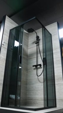 Zarif tuvaletler, modern duşlar, şık aynalar ve hayalinizdeki banyoyu yaratmak için benzersiz tasarımlar içeren lüks bir banyo mobilyası mağazasını keşfedin.