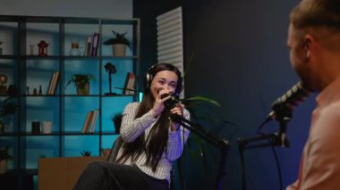 İki blogcu kahkaha ve komedi hikayelerini paylaşırken aynı zamanda profesyonel ekipmanlarla birlikte rahat ve yaratıcı bir stüdyoda stand-up komedi podcast 'i çekiyorlar.