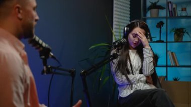 Podcast sunucularının canlı yayınlarına gerçeklik ve empati getirerek zor ve duygusal haberleri tartıştıkları bir an.