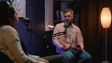 İki stand-up blogcusu canlı bir podcast yapıyor, komedi anlayışlarını paylaşıyor ve rahat, iyi donanımlı bir stüdyo ortamında eğlenceli hikayeler anlatıyor.