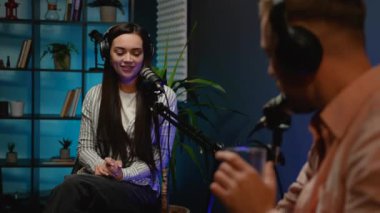 Profesyonel bir stüdyo ortamında podcaster 'lar arasındaki tartışma, canlı yayın sırasında içgörü ve hikayeleri paylaşma