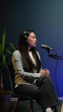 Radyo podcast oturumu sırasında canlı yayın yapan iki blog yazarı, seyircilerini dinamik ve etkileşimli bir tartışmaya dahil etmek için profesyonel ekipmanlar kullanıyorlar.