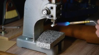 Deri kabartma için meşale ile metal bir pul hazırlamak, yüksek kaliteli deri işçiliği için kusursuz ve kalıcı tasarımlar sağlamak.