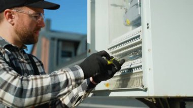 Elektrikçi elektrik paneli üzerinde çalışırken elektrik şoku alır. Elektrik bakımında güvenliğin önemini hatırlatan bir şey.