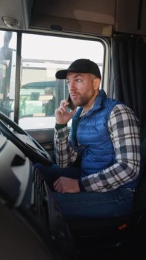 Kamyon şoförü kulübede canlı bir telefon görüşmesi yapıyor. Yaklaşan yolculuk için lojistik ve planlama