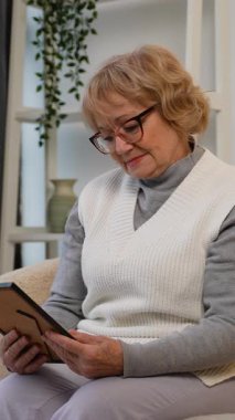 Yaşlı bir kadın rahat bir kanepede oturuyor, elinde üzgün bir ifadeyle çerçeveli bir fotoğraf tutuyor. Resme bakıyor, geçmiş anılarını anlatıyor..