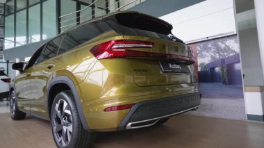 Galerideki Skoda Kodiaq marka bir SUV 'un yakın plan görüntüsü. Modern tasarım, LED stop lambaları, ve şık detaylar onun prim görünümünü vurgular.