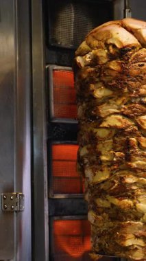 Ticari bir ızgarada yanan ocakların yanında kızaran baharatlı et yığını..