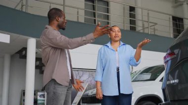 Afrika kökenli Amerikalı Çiftler Araba galerisi için tartıştılar