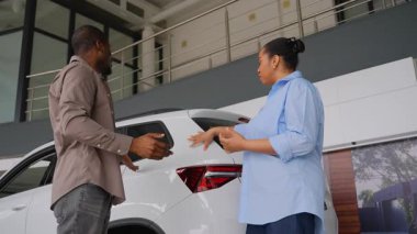 Afrika kökenli Amerikalı Çiftler Araba galerisi için tartıştılar