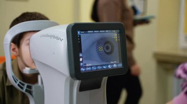 Otomatik fraktör, bir hastanın gözünün kırılma hatalarını ölçerek, doğru gözlük veya lens reçeteleri için gerekli verileri sağlamaktadır.