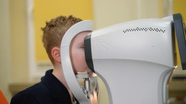 Hasta çocuk, görme ve göz sağlığının doğru değerlendirilmesinde ileri seviye tanı teknolojisinden yararlanarak, detaylı bir göz muayenesine sakince katılır.