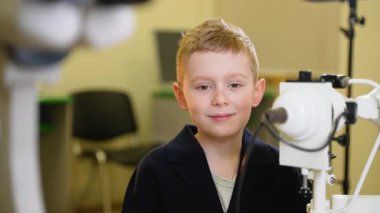 Tıp uzmanları, özel ekipman kullanan bir çocuk üzerinde göz muayenesi yaptılar. Teşhis ve tedavi için gözlerinin detaylı görüntülerini kaydettiler.