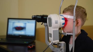 Çağdaş bir otomatik kırılma ölçer, gözün kırılma hatalarını ölçmek için bilgisayarlı bir cihaz, gözlük reçetesini belirlemek,