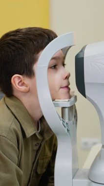 Tıp uzmanları, özel ekipman kullanan, doğru teşhisi koyan ve kişiselleştirilmiş göz bakımı yapan bir çocuk üzerinde detaylı bir göz muayenesi yapıyorlar.