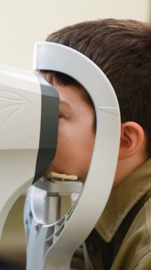 Genç çocuk ileri seviye tanı ekipmanları kullanılarak sabırla göz muayenesinden geçirilir, görüşünün ve genel olarak göz sağlığının doğru değerlendirilmesini sağlar.