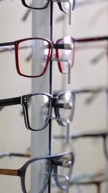 Gözlük mağazası vitrininde yavaş yavaş dönüyor, satılık çeşitli çerçeveler sergiliyor, müşteriler için görsel olarak çekici göz giysi seçenekleri sunuyor