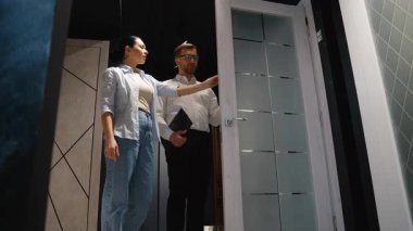 İç mimar danışmanı, modern bir sergi salonundaki bir çifte ev yenileme projesinin özelliklerini ve seçeneklerini sunuyor.