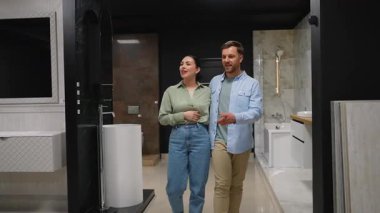 Profesyonel iç mimar, yenileme projeleri için çeşitli ürünlerin özelliklerini ve faydalarını açıklayarak bir çifte farklı banyo mobilyası seçenekleri gösteriyor.