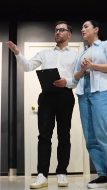 Profesyonel danışman müşteriye çeşitli kapı ve fayans seçeneklerini sunuyor. Ev yenileme projesi hakkında detaylı bir tartışmaya giriyor.