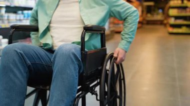 Tekerlekli sandalye kullanan, market koridorlarını bağımsız olarak gezen, kendine güvenen ürünler seçen ve kişisel hareketlilik ve özerklik sergileyen bireyler