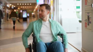 Özgüveni olmayan, alışveriş merkezlerinde tek başına gezinen, hareket özgürlüğü ve kişisel yetkilendirme ile perakende deneyiminin tadını çıkaran kendine güvenen biri.