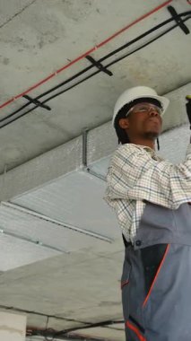 Havalandırma sistemi kurulumu, vidaların sıkılaştırılması ve bina altyapısı içinde düzgün bir işlevsellik sağlanması üzerine çalışan profesyonel teknisyen