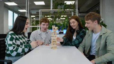 Kafkasyalı üniversite öğrencileri Jenga oynuyor, tahta blokları kaldırıyor ve birlikte gülüyorlar. Bu arada kule sallanıyor ve neticede grup oyunu sırasında yıkılıyor.