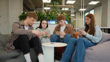 Kafkasyalı gençler, rahat bir ofis ortamında takım çalışması, strateji ve dostça rekabet göstererek, arkadaşlığı teşvik ederek ve boş zamanlarını paylaşarak kağıt oynamaktan hoşlanırlar.