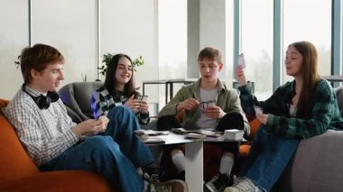 Kafkas gençleri oyun ve masa oyunlarıyla uğraşırken keyifli anları paylaşıyorlar, boş zamanlarında rahat bir şekilde aydınlık, hoş geldin odasında oturuyorlar.