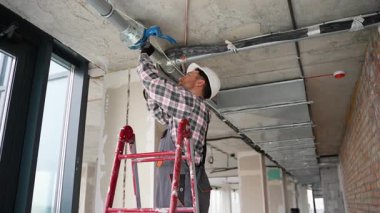 Tesisatçı yangın güvenlik sistemi kuruyor..