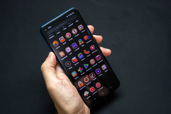 22 Kasım 2022-Bükreş, Romanya. Realme yeni akıllı telefon gerçekliği GT Neo 2 Ejder Topu sürümünü başlat