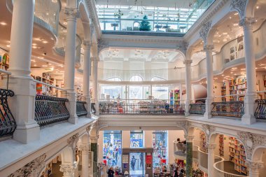 14 Aralık 2022 Bükreş, Romanya. Romanya 'nın eski Bükreş kentinde bulunan Carturesti Carusel kitapçısı 