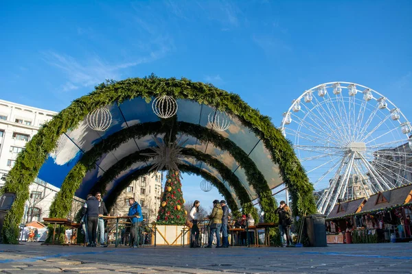 14 Aralık 2022 Bükreş, Romanya. Bükreş şehir merkezindeki Bükreş Noel Pazarı 'ndaki insanlar, Romanya, 2022