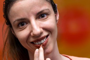 Ev yapımı tarçın bal ve şekerle ovalanır. Tatlı dilli güzellik için ve dudakları dolgun yapmak için.