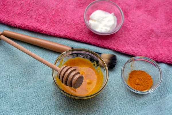 Hausgemachte Gesichtsmaske Mit Kurkuma Joghurt Kokosöl Und Honig Sorgt Für — Stockfoto