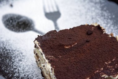 Siyah tabakta nefis tiramisu. 
