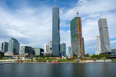 30 Temmuz 2025-Viyana, Avusturya. Avusturya, Viyana 'daki ofis binaları Tuna nehri kıyısındaki 22. rıhtımdan görüldü.