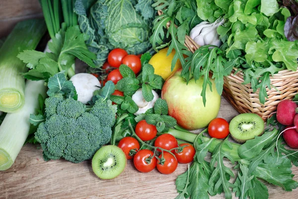 Alimentos Saudáveis Frutas Legumes Orgânicos Frescos Mesa Madeira — Fotografia de Stock