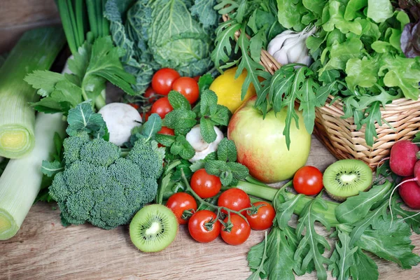 木制桌子上的健康食品 新鲜有机水果和蔬菜 免版税图库图片