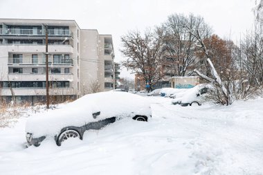 Krakow 'da bir cadde kışın meydana gelen kar fırtınasından sonra karla kaplıdır. Şiddetli kar yağışından sonra araba karın altına gömüldü