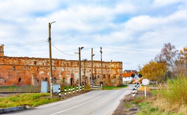 Kapıları ve pencereleri Staroselskiy castle dik dik selo Lviv Bölgesi Ukrayna daraltılmış duvarlarla eski kalıntıları
