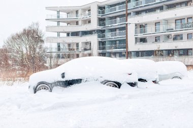 Krakow 'da bir cadde kışın meydana gelen kar fırtınasından sonra karla kaplıdır. Şiddetli kar yağışından sonra araba karın altına gömüldü