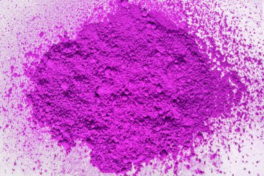 Bir demet pembe pigment, makro, üst görünüm, beyaz arka planda izole edilmiş, pembe morötesi, pembe ahtapot, mor