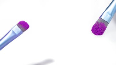 Bir demet pembe pigment, makro, üst görünüm, beyaz arka planda izole edilmiş, pembe morötesi, pembe ahtapot, mor