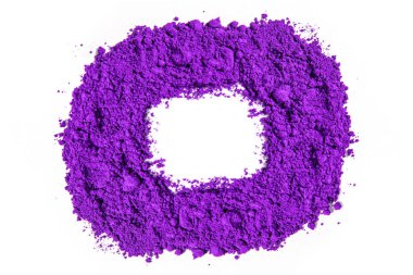 Beyaz arka plan makrosu üzerinde bir demet kuru mor pigment, mor