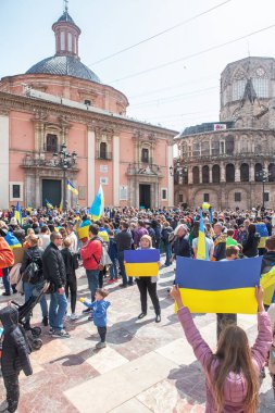İspanya, Valencia, 27 Mart 2022 Ukrayna 'daki savaşı ve Rusya' nın işgalini protesto. Ukrayna 'yı destekleyen bir gösteride bayraklı insanlar